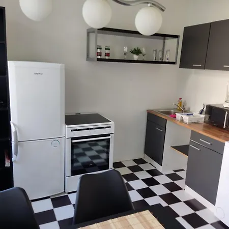 Flex Aparts - Grosse, Moeblierte In Mit 2 Zimmern Appartement